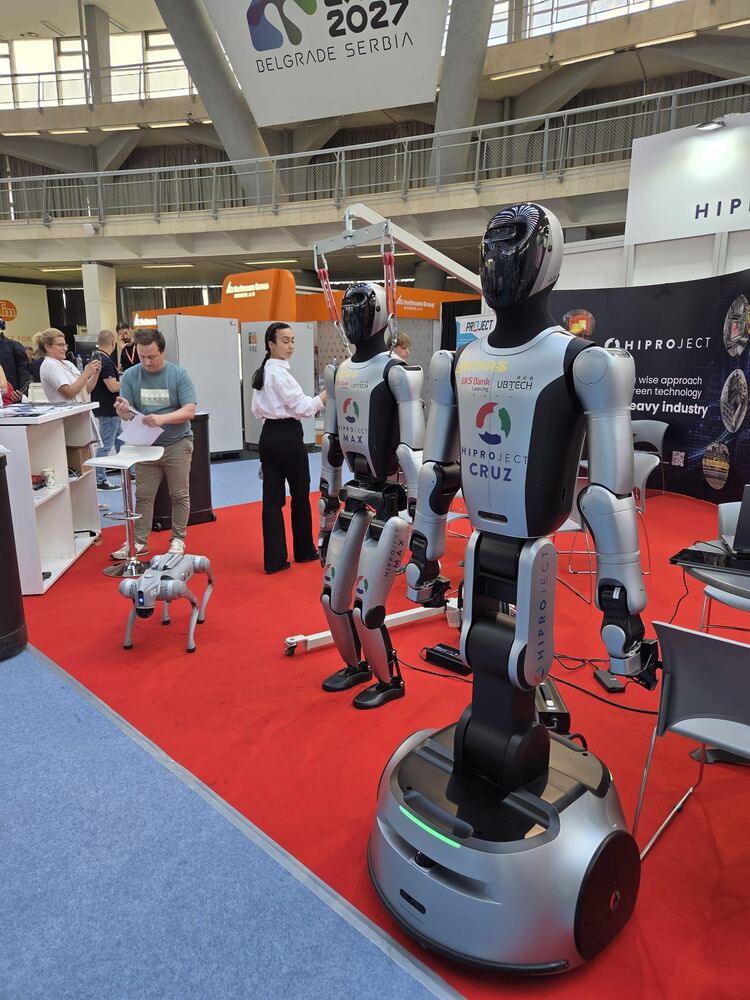 Humanoidni roboti na sejmu
